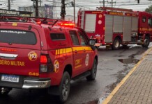 Foto mostra Corpo de Bombeiros em atendimento da ocorrência