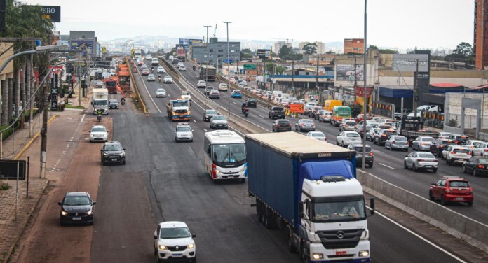 na foto, fluxo de veículos da BR-116 em Canoas