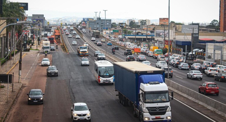 na foto, fluxo de veículos da BR-116 em Canoas