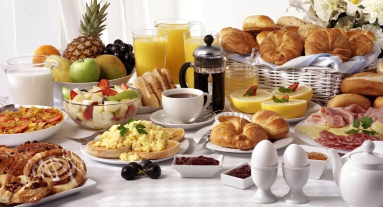 Foto mostra um café da manhã saudável