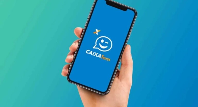 foto mostra mão segurando celular com caixa tem