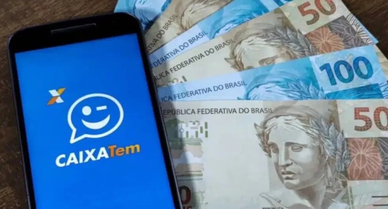 Foto mostra aplicativo do caixa tem