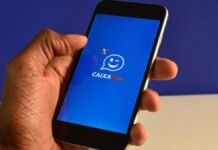 Celular com app do Caixa Tem aberto