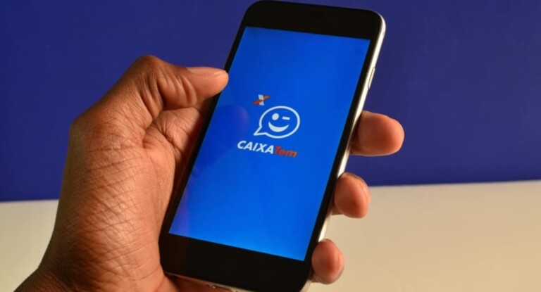 Celular com app do Caixa Tem aberto