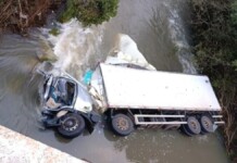 Na foto, o caminhão que caiu da ponte