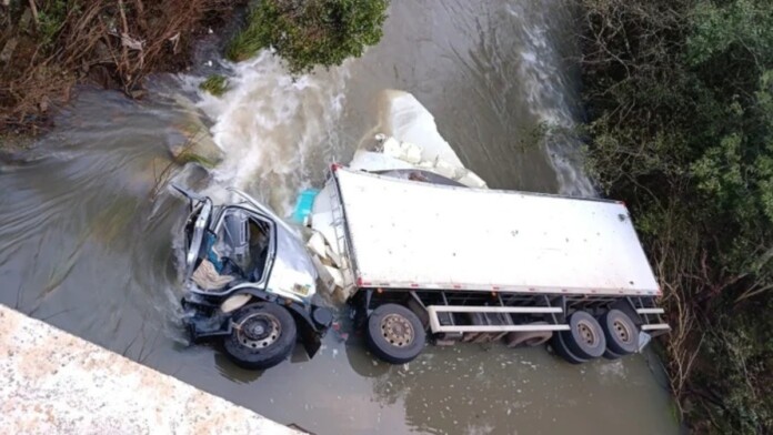 Na foto, o caminhão que caiu da ponte