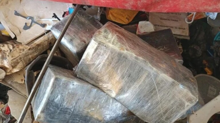 Na foto, o caminhão carregado de maconha