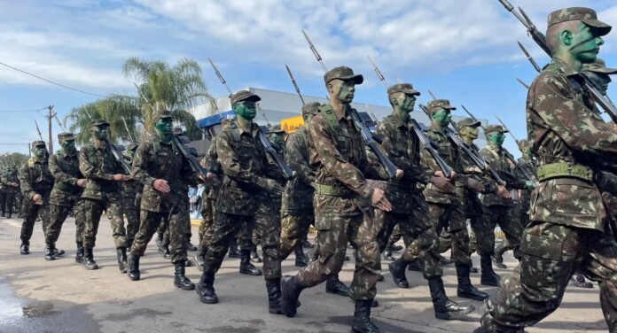 na foto, desfile cívico em Canoas