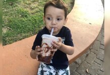 Na foto, o menino pedrinho que morreu em banheiro de casa