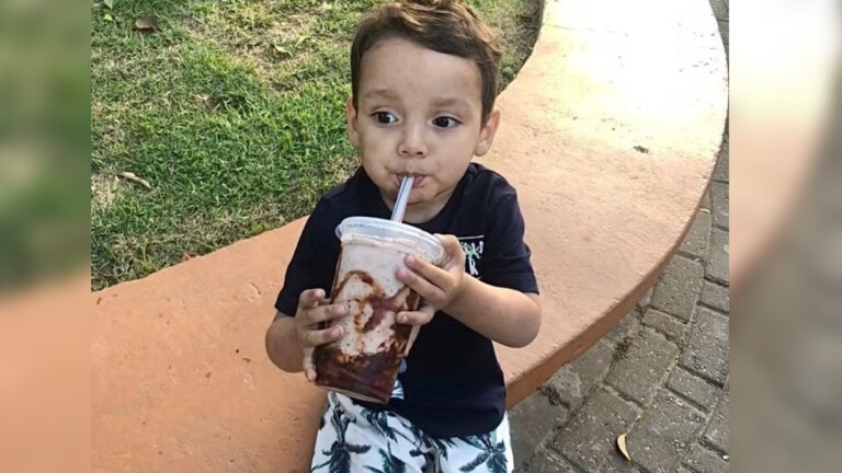 Na foto, o menino pedrinho que morreu em banheiro de casa