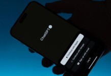 foto mostra celular com chat gpt