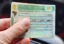 na foto, carteira nacional de habilitação (CNH) mais barata