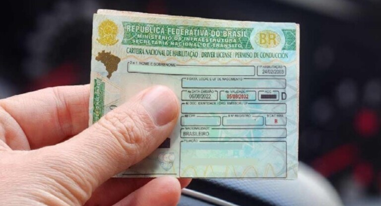 na foto, carteira nacional de habilitação (CNH) mais barata