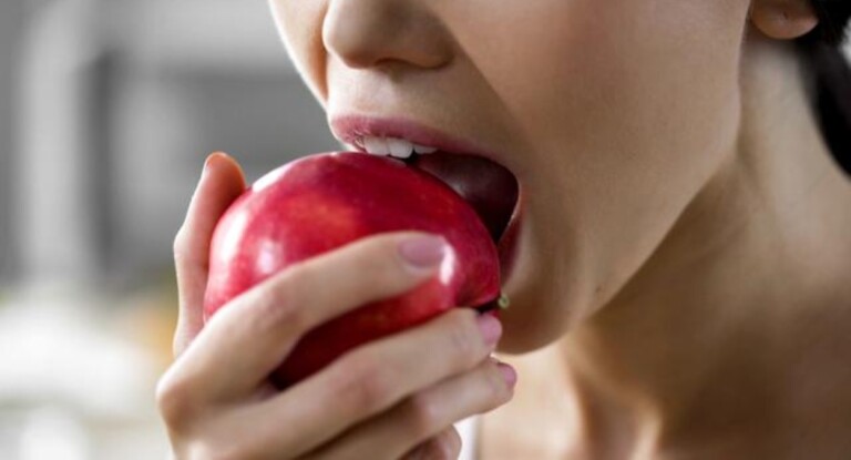 Foto ilustra pensamento de que comer fruta à noite engorda; Surpreenda-se com a reposta