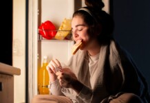 Comer de madrugada faz mal?