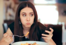 saiba se comer mexendo no celular faz mal
