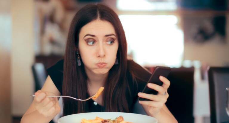 saiba se comer mexendo no celular faz mal