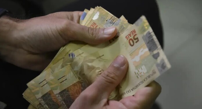 foto mostra dinheiro que você pode ganhar após consultar seu CPF para saber se há um auxílio disponível