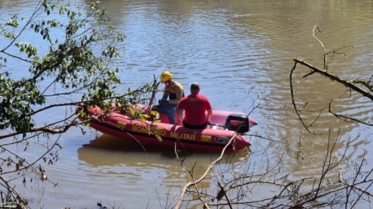 Na foto, o resgate do corpo no rio dos sinos em são leopoldo