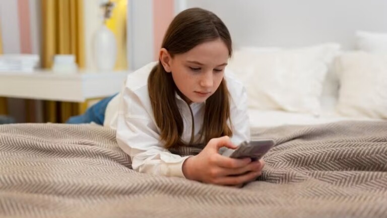 Na foto, crianças que não conseguem largar o celular