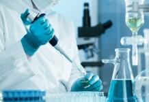 foto mostra laboratório de cientista em busca da cura do câncer