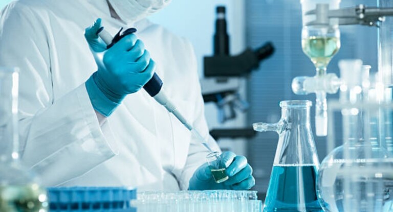 foto mostra laboratório de cientista em busca da cura do câncer