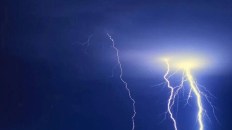 Na foto, mostra as descargas elétricas