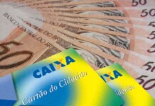 Cartão da Caixa com dinheiro ao fundo
