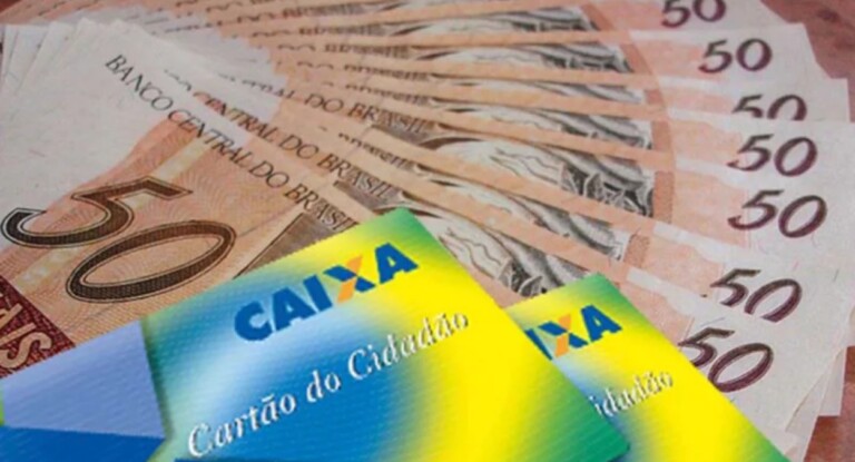 Cartão da Caixa com dinheiro ao fundo