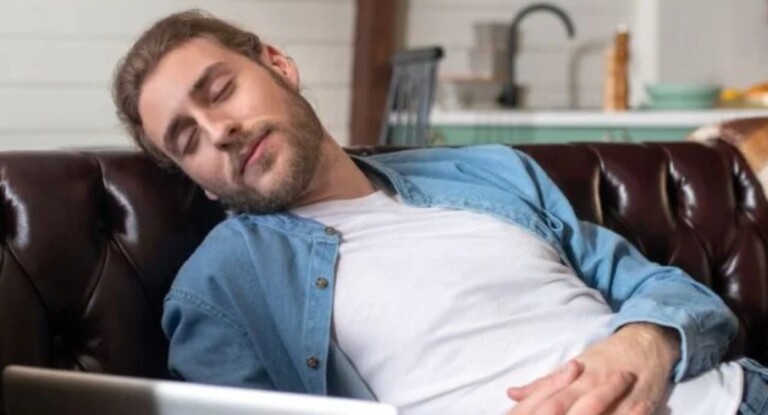 Foto de pessoa dormindo no sofá ilustra o questionamento se dormir depois do almoço faz mal