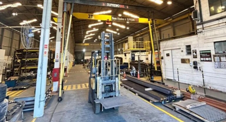 na foto, empresa de canoas