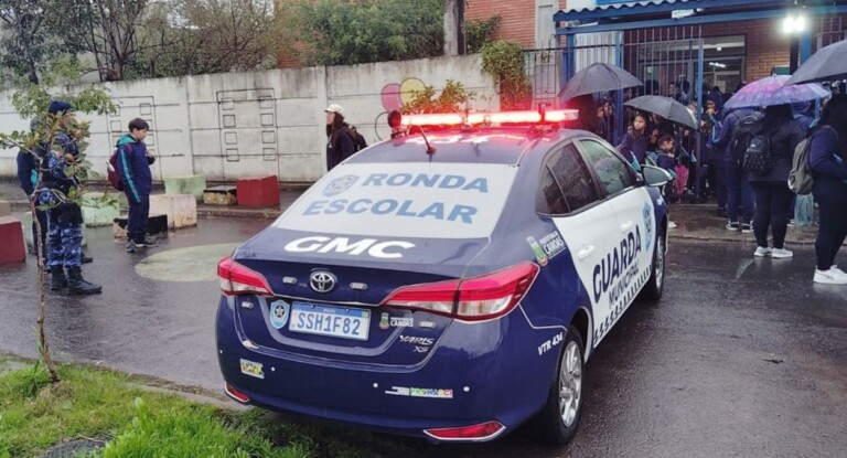 na foto, escolas Canoas