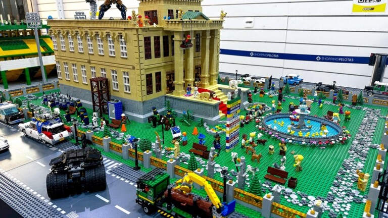 Na foto, a exposição de brickres de Lego em Canoas