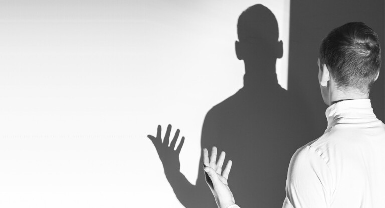 foto ilustra um homem ao falar sozinho