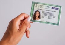 foto de pessoa segurando a nova carteira de identidade brasileira; saiba se é obrigatório fazer agora