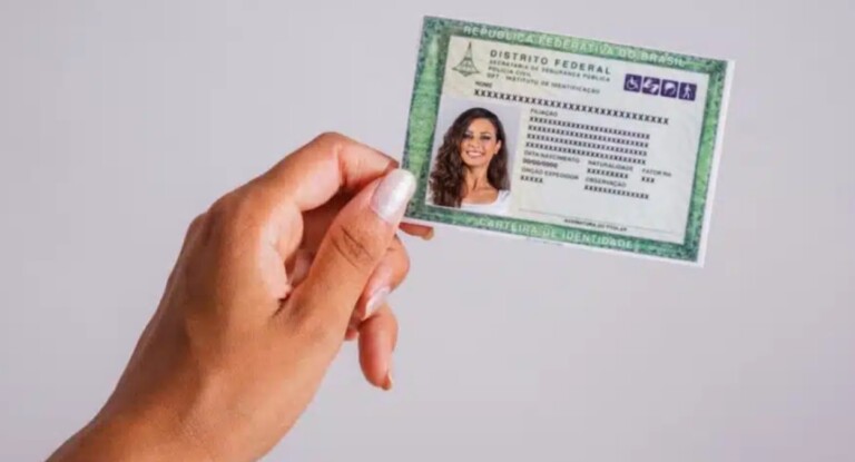 foto de pessoa segurando a nova carteira de identidade brasileira; saiba se é obrigatório fazer agora