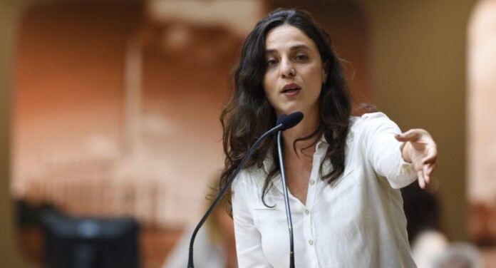 foto mostra a deputada Fernanda Melchionna