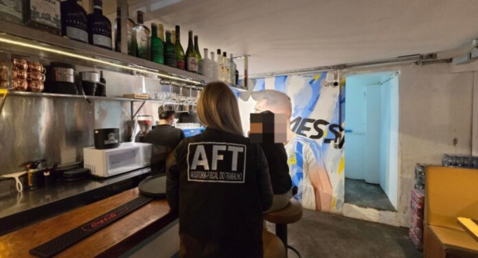 na foto, fiscalização em restaurante