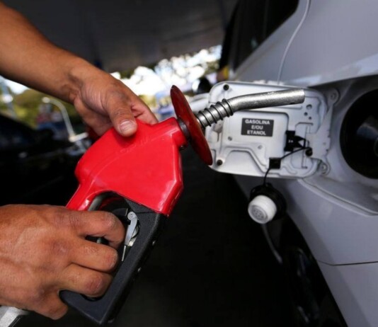 Na foto, a gasolina E30 para motores