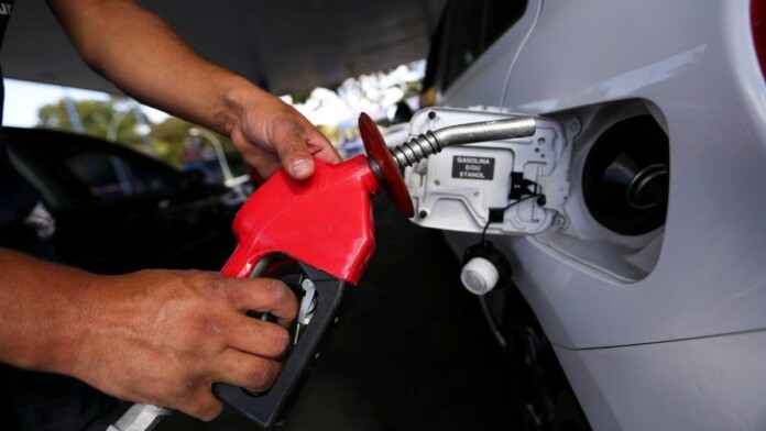 Na foto, a gasolina E30 para motores