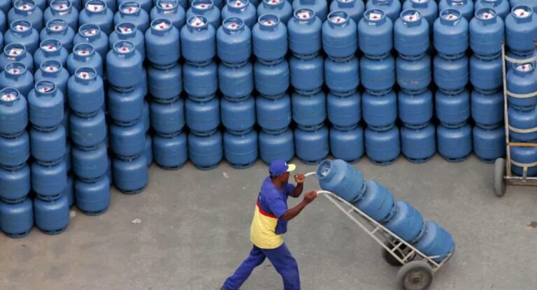 Imagem de homem carregando botijões de gás