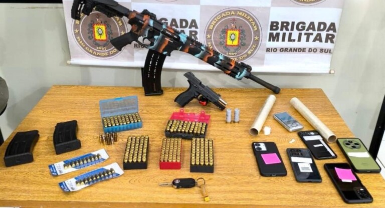 na foto, granadas apreendidas em Canoas