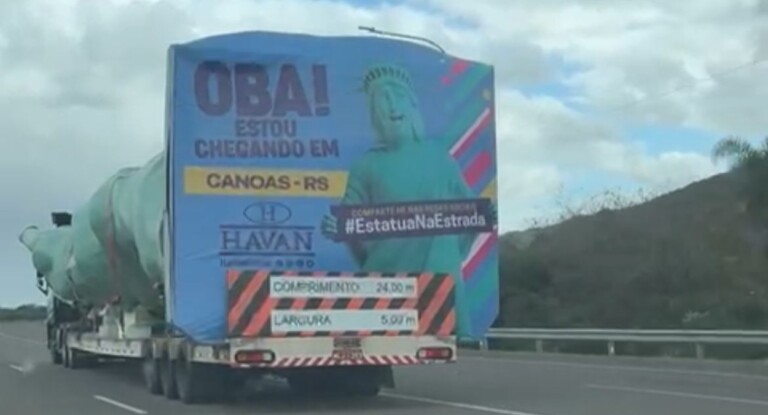 na foto, estátua da liberdade da Havan Canoas
