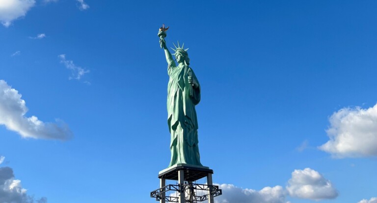 Do que é feita a estátua da Havan em Canoas?