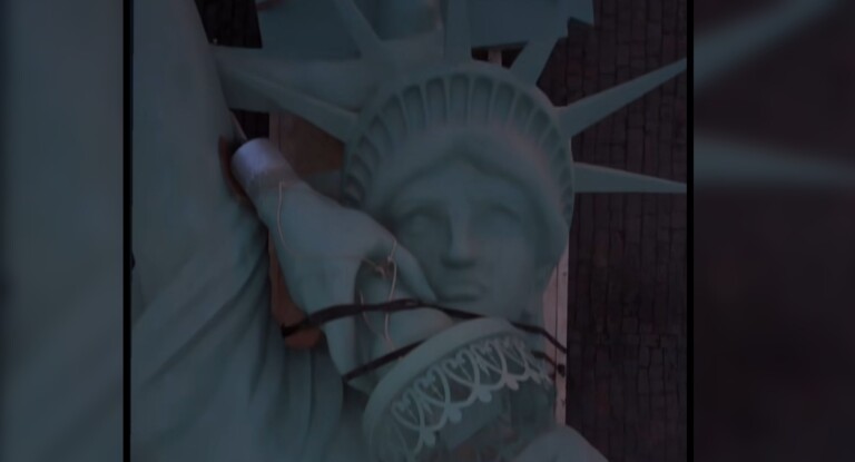 na foto, estátua da liberdade havan Canoas