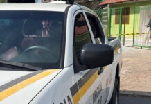 Na foto, o carro da ocorrência do homem morto em Canoas