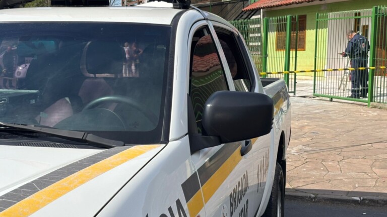 Na foto, o carro da ocorrência do homem morto em Canoas