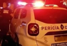 A viatura na ocorrência do homem morto em Alvorada