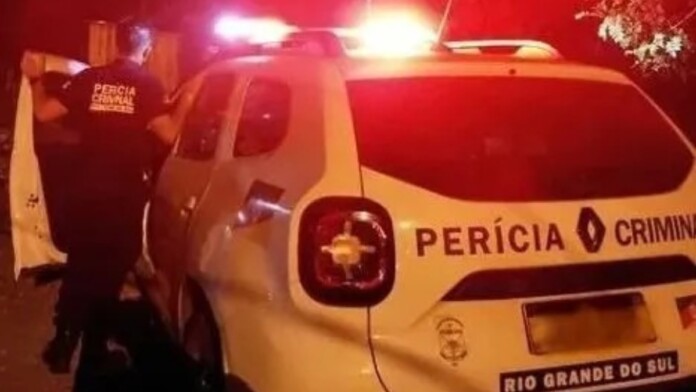 A viatura na ocorrência do homem morto em Alvorada