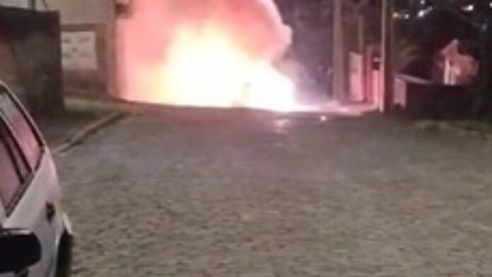 Na foto, a ocorrência do homem encontrado morto carbonizado em carro em Porto Alegre